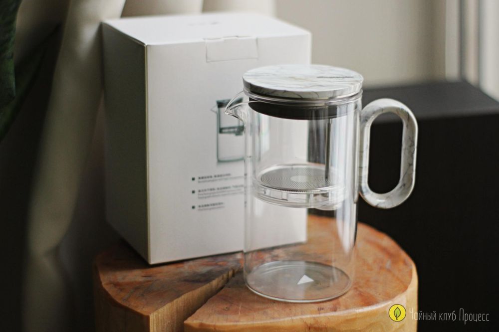 Пример современного чайника «типот» с прозрачной колбой и встроенным ситом для проливного заваривания чая.