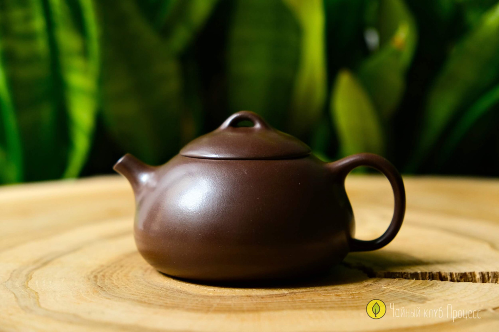 Толстостенный глиняный исинский чайник (Цзы Ша) для заваривания Шу Пуэра, демонстрирующий теплоудерживающие свойства посуды.