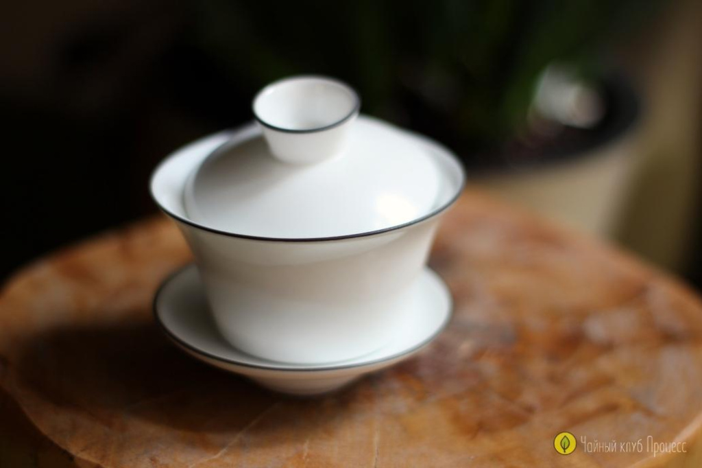 Фарфоровая гайвань 150 мл с крышкой, используемая для заваривания светлого улуна, подчеркивающая чистоту настоя.