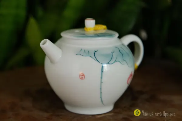 Фарфоровый чайник «Лотос»