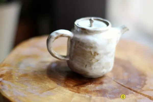 Чайник белый ручной работы